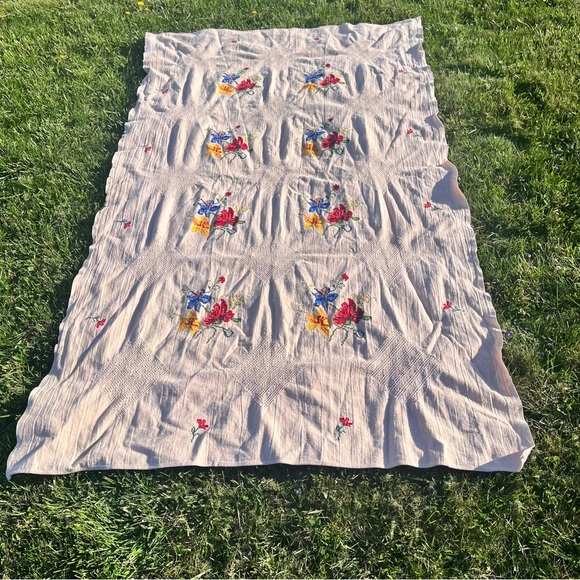Vtg Beige Handmade Cross Stich Blue Yellow Red Flowers Linen Table Cloth 54x94” - Picture 11 of 12